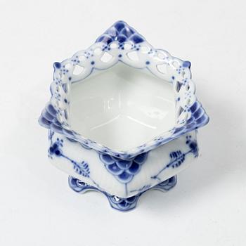 Royal Copenhagen, kaffeservis, 29 delar, porslin, "Musselmalet", mestadels helblonde, Danmark,