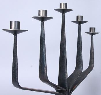 KANDELABER samt LJUSSTAKE, gjutjärn, 1900-tal.