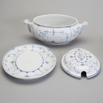 SERVISDELAR, 14 delar, bl a "Musselmalet", bl a Bing & Gröndahl, Villeroy & Boch och HK JMPORT, porslin 1900-tal.