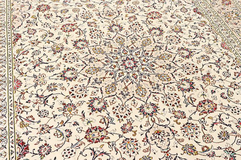 A Keshan carpet, c. 342 x 242 cm.