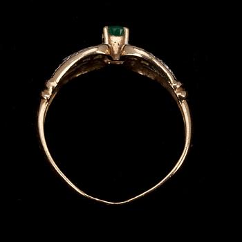 RING, guld 14K, små diamanter samt smaragder, otydliga stämplar, 1900-talets senare hälft. Vikt 2,5 g.