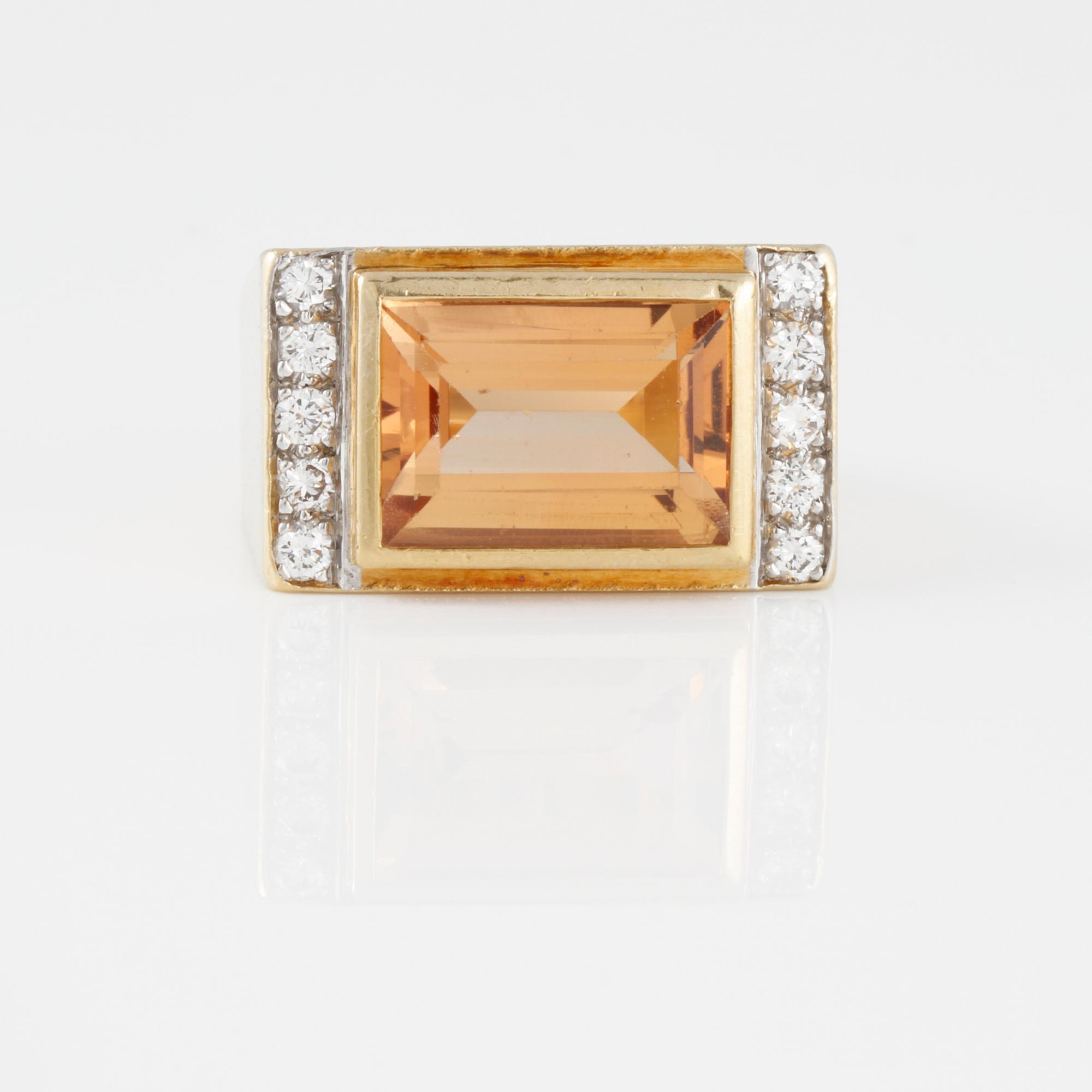 RING, med fasettslipad topas samt 10 briljantslipade diamanter ca 0.30 ct.
