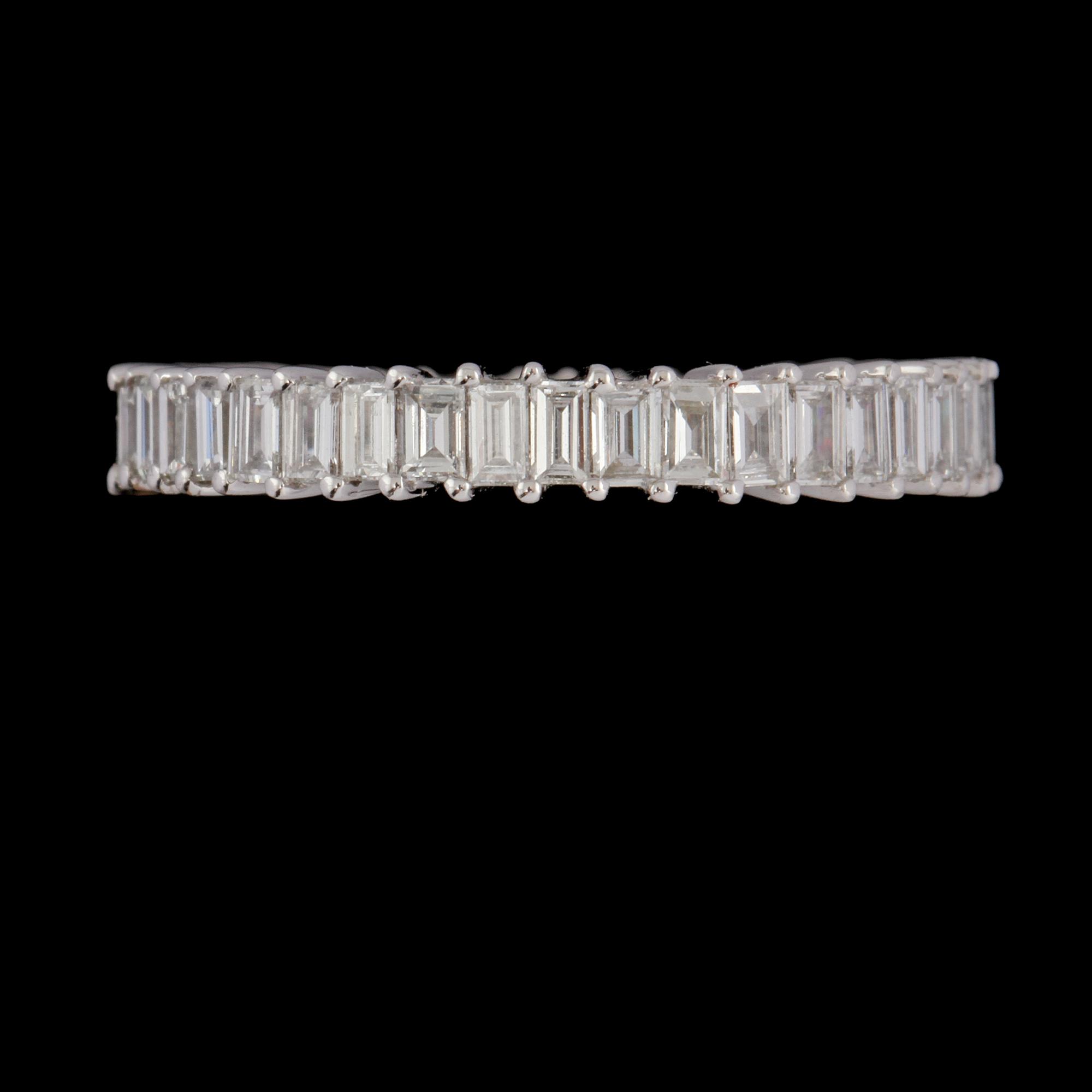 RING, 18k vitguld med baguettslipade diamanter, 1.44 ct. Vikt 3 g.