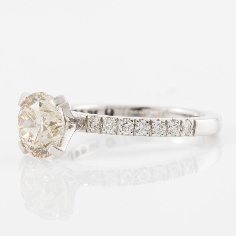 Ring, 18K vitguld med briljantslipad diamant.
