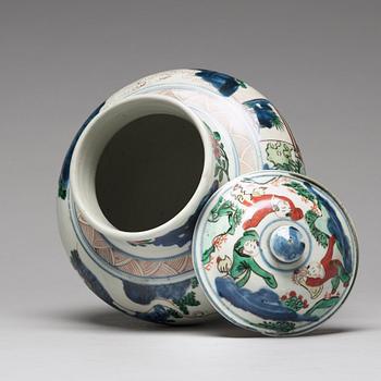 A Transitional wucai baluster vase with cover, 17th Century, Shunzhi (1644-1662).