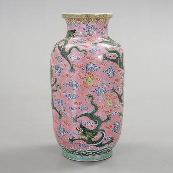 GOLVVAS, porslin, Kina, 1900-talets andra hälft.