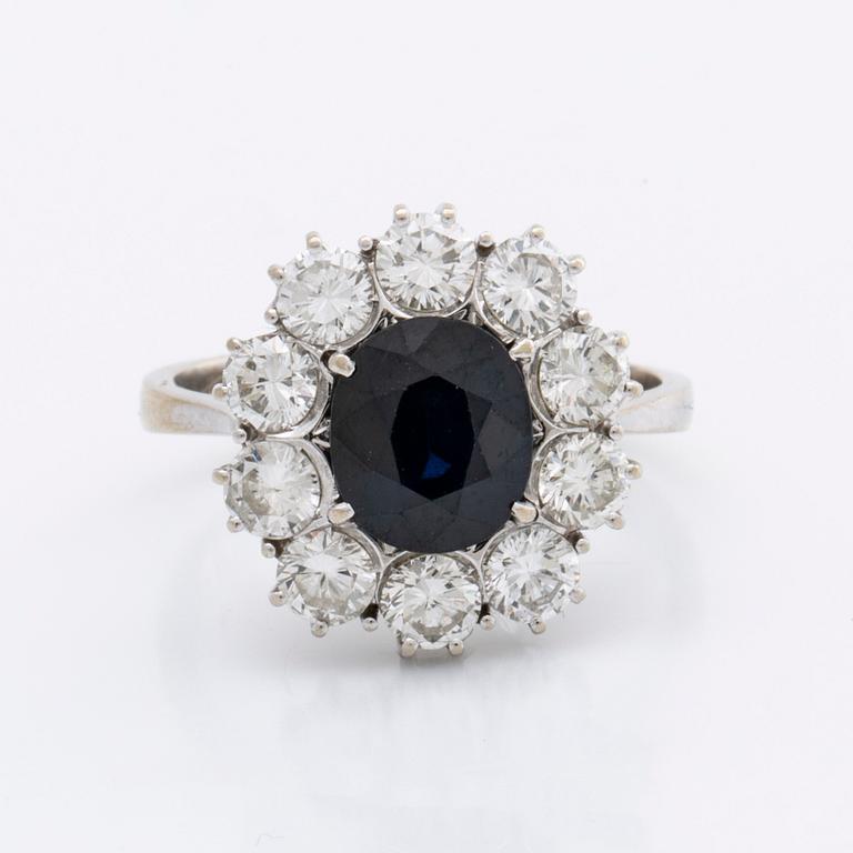 SAPPHIRE RING 18K whitegold 1 sapphire approx 9 x 7 mm and brilliant-cut diamonds approx 1,5 ct.
