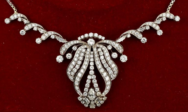 A drop-, trapez- and brilliant cut diamond necklace, tot. app. 10 cts. Stockholm 1963.
