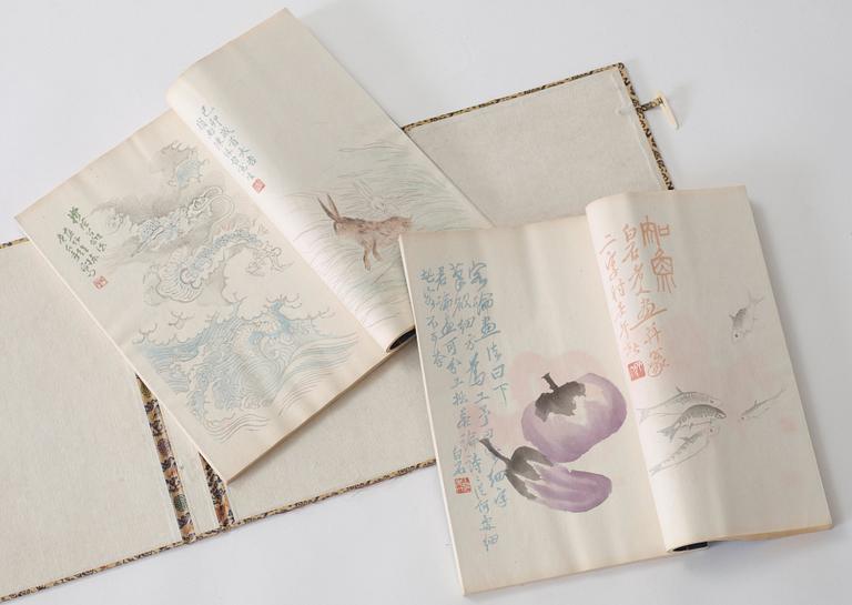 BOK med TRÄSNITT, 2 volymer. 100 färgträsnitt efter målningar av bla Qi Baishi, utgiven av Rong Bao Zhai, Beijing 1951.
