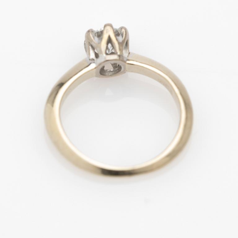 Ring, 14k gold with brilliant-cut diamond.