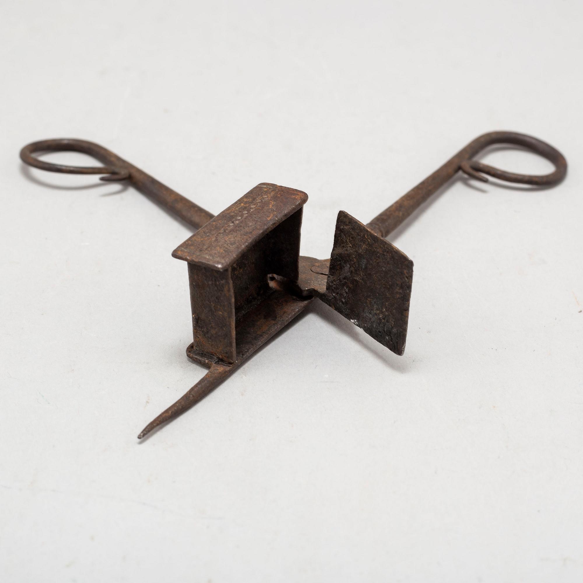 A PAIR OF IRON CANDLE SCISSORS, 17TH CENTURY.