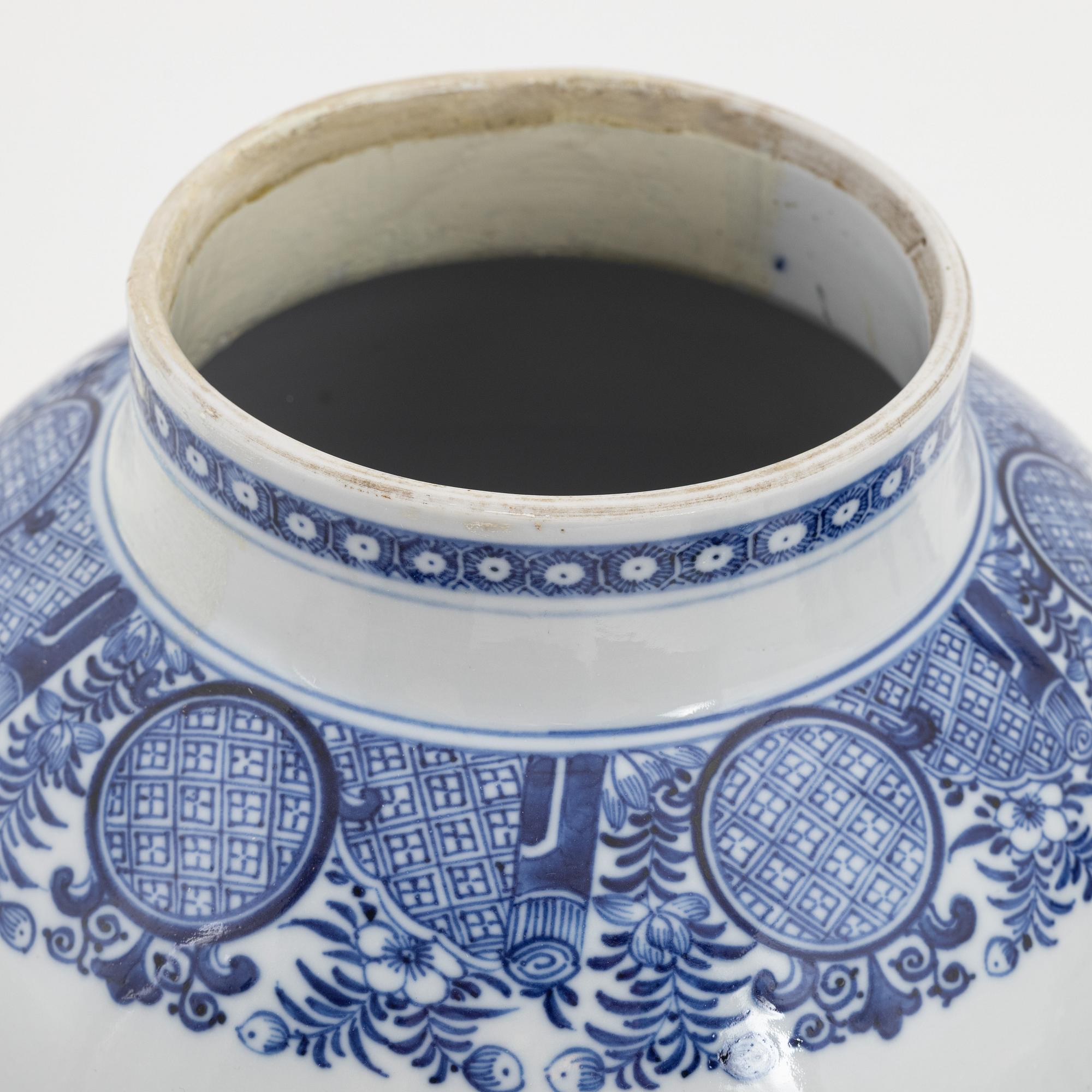 A pair of blue and white Chinese porcelain jars with covers. Qing dynasty, Qianlong (1736-95).