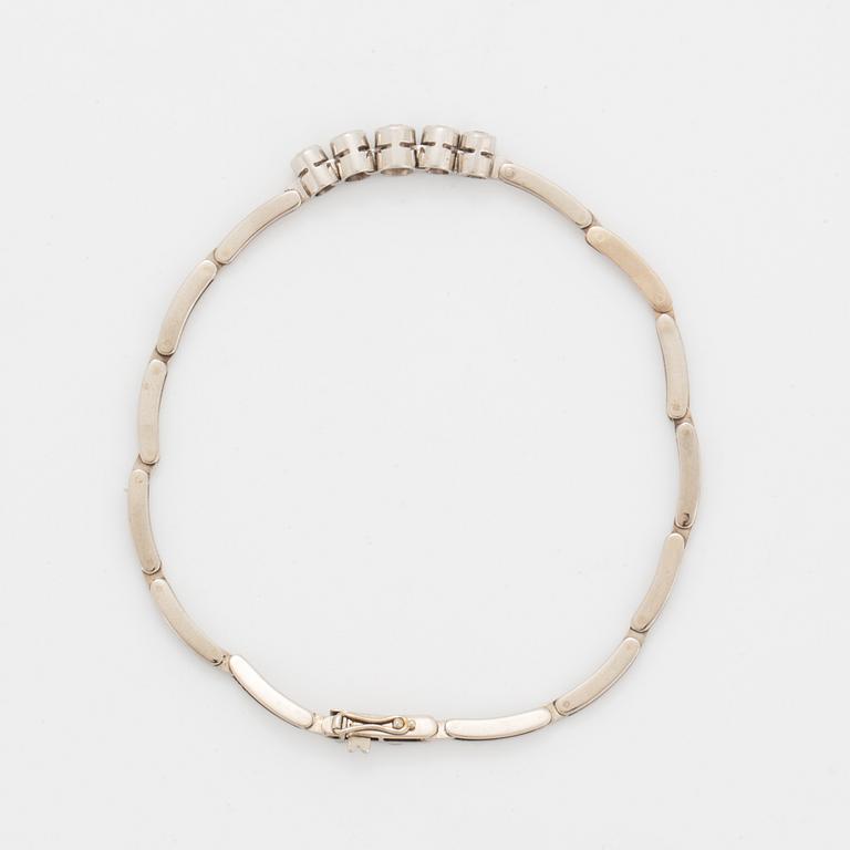 Brilliant-cut diamond bracelet.