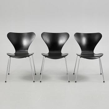 STOLAR, 3 st, "Sjuan" Arne Jacobsen för Fritz Hansen, Danmark.