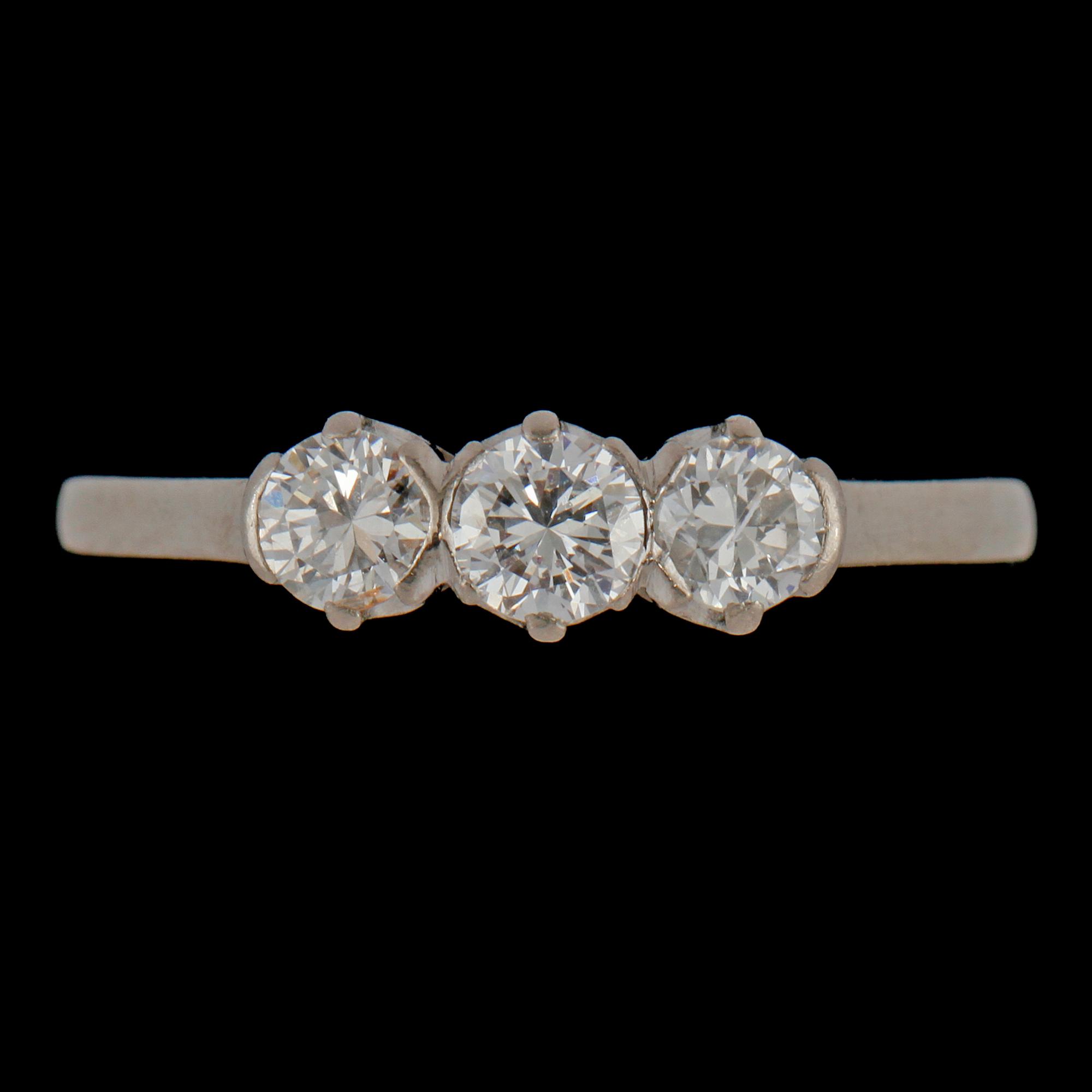 RING, 18 k vitguld med 3 briljantslipade diamanter, tot 0.42 ct, Juvel-Ateljen Malina, Göteborg, 1953. Vikt 3 g.