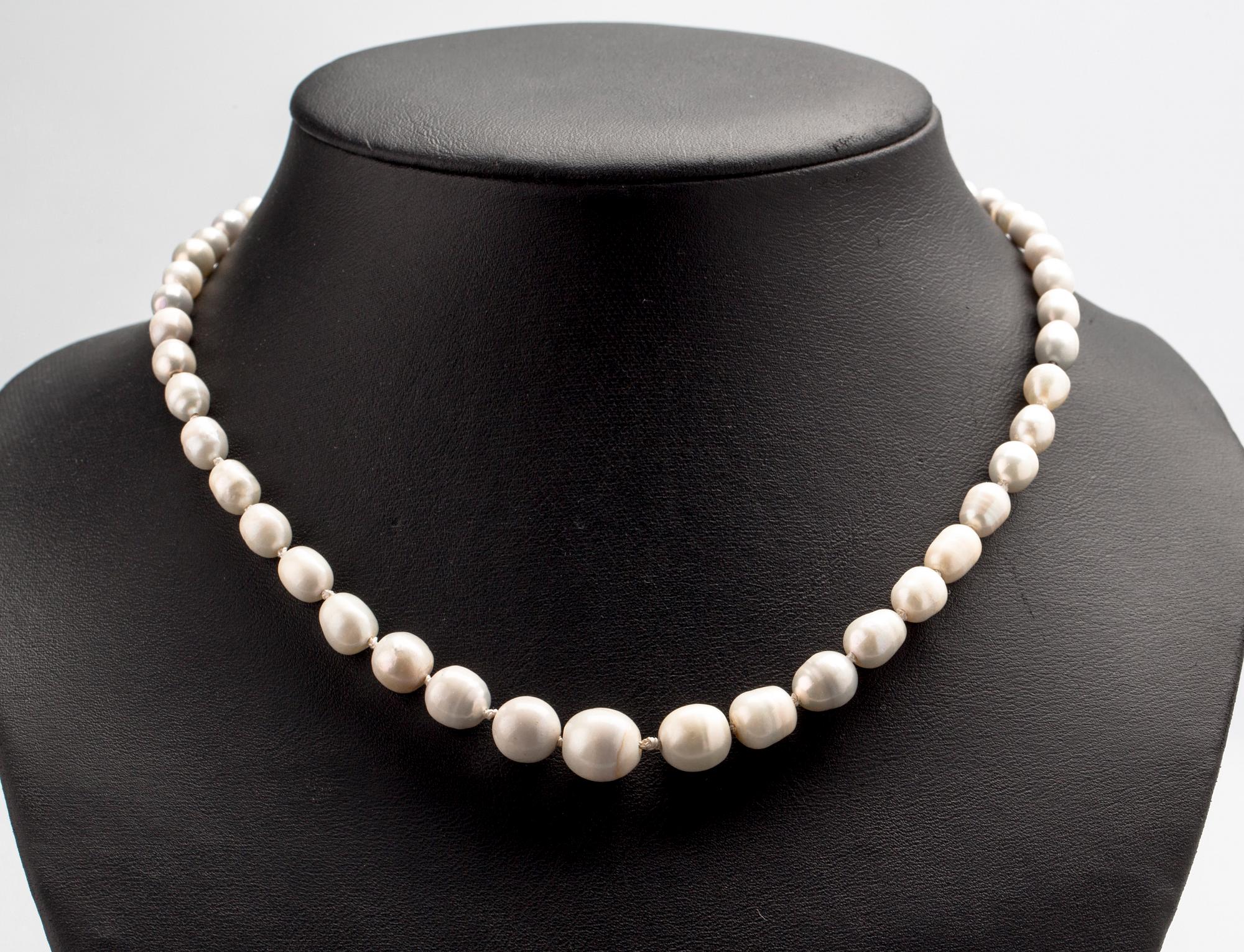 PÄRLCOLLIER, odlade pärlor med lås i 18 K vitguld med gammalslipade diamanter, ca 0.10 ct. 1900-talets första hälft.