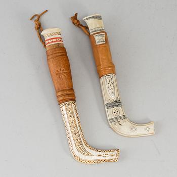 Two Sami reindeer horn knives, signed. Torsten Lustig, -89 and Adolf Viktor, Dundret.