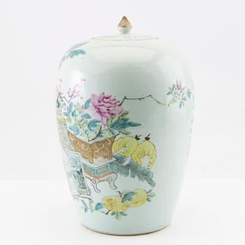 A Chinese jar with cover, early 20th century.