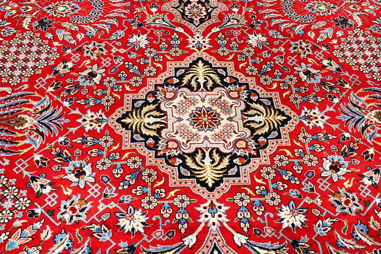 A Kashan carpet, c. 350 x 224 cm.
