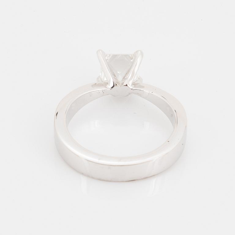 RING vitguld med princesslipad diamant 0.77 ct med certifikat.