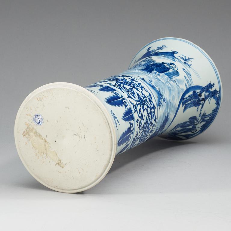 A large blue and white Transitional vase, 17th Century.
