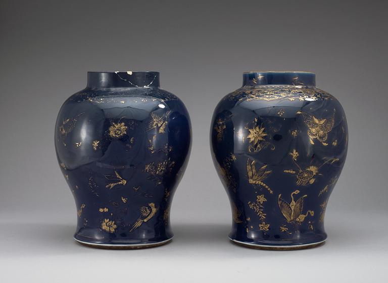 URNOR, ett par, porslin. Qing dynastin, Qianlong (1736-95).