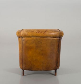 A LEATHER ARMCHAIR, end of 20th century.
