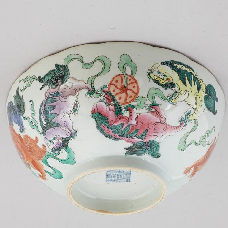 A Chinese famille rose bowl, early 20th century.