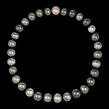 1230. A cultured Tahiti pearl necklace, 15,5-13 mm.