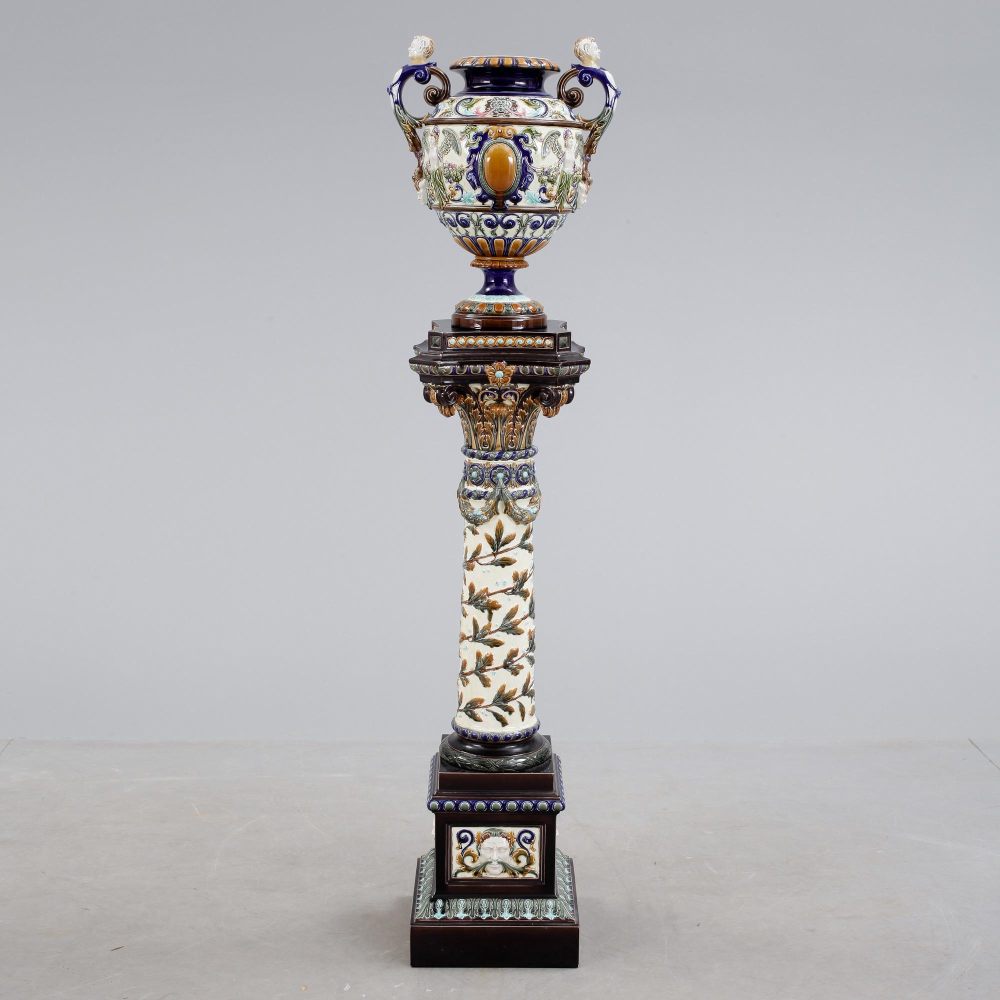 PIEDESTAL MED URNA, majolika. Rörstrand. 1800-talets slut.