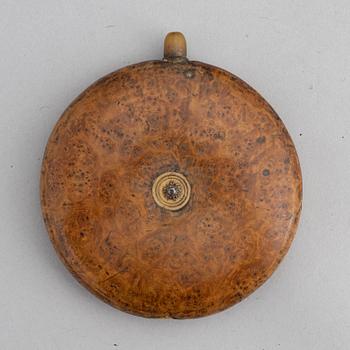 A lot comprising five powderhorn and flasks, and a flintlock. 18th and 19th Century.