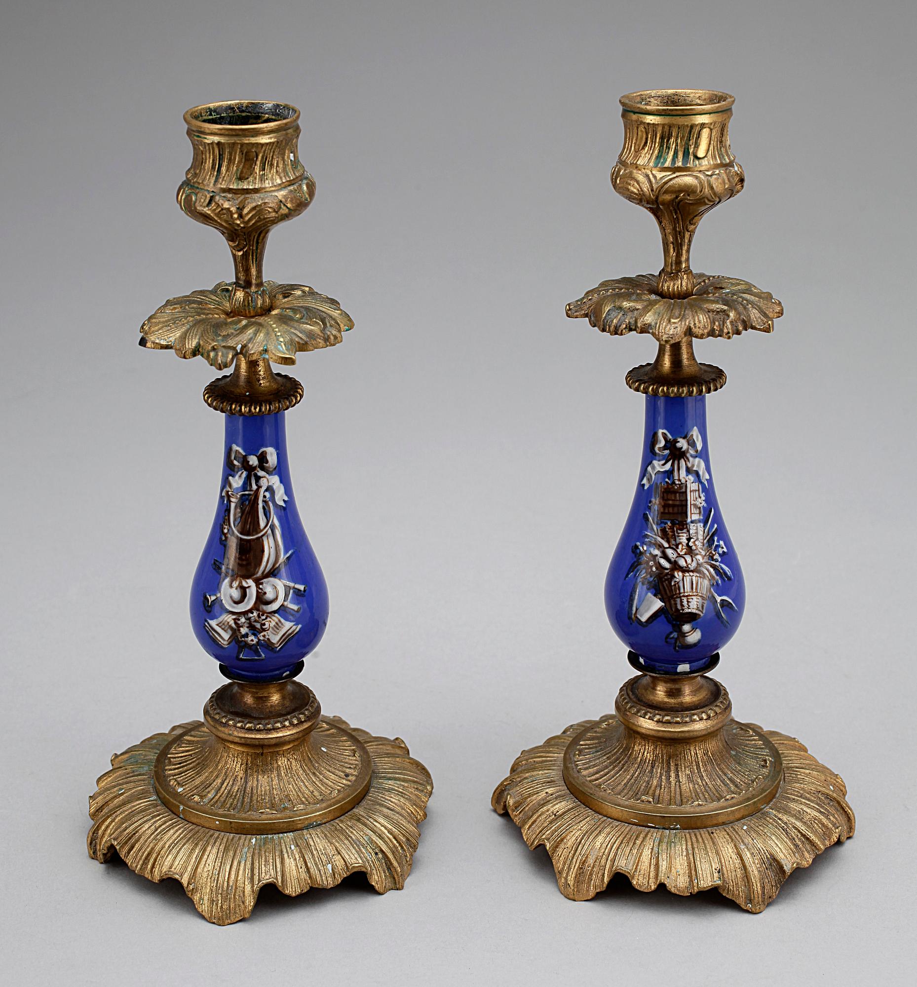 LJUSSTAKAR, ett par, porslin samt mässing, sent 1800-tal.