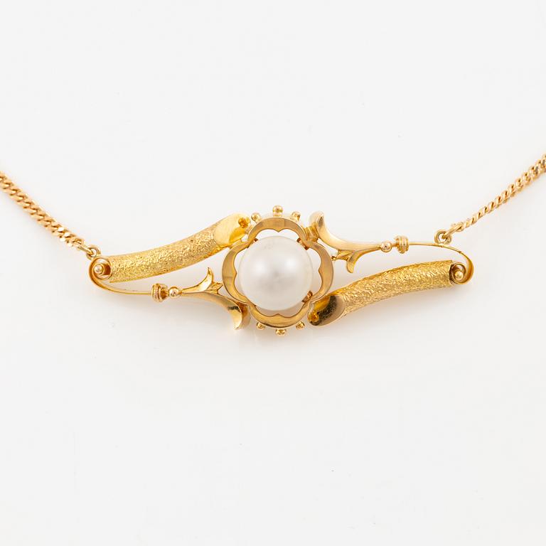 Necklace, 18K gold with a button pearl.