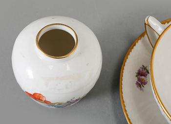BULJONGKOPPAR, 12 st, VAS samt GRÄDDKANNA, porslin, "Sachsisk blomst", Royal Copenhagen, 1900-tal.
