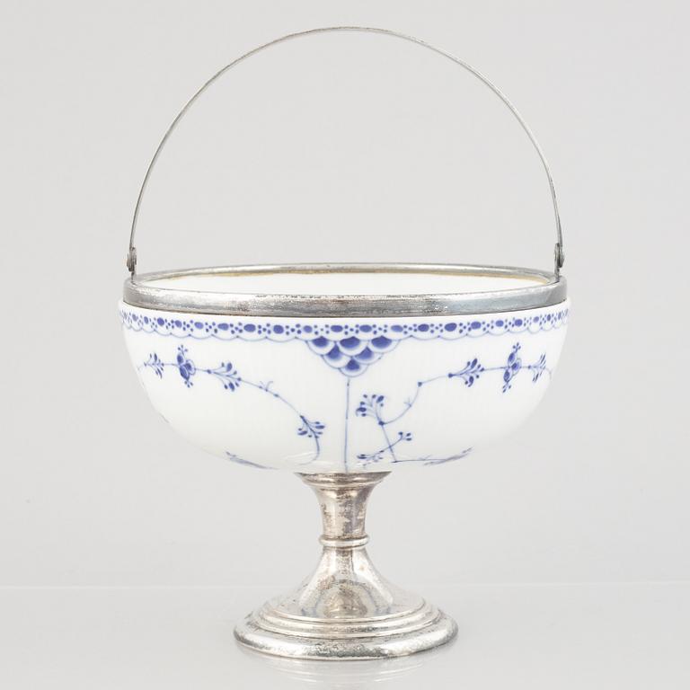 Skål på fot, porslin, metallskodd, Royal Copenhagen, "Musselmalet halvblond", omkring 1900.