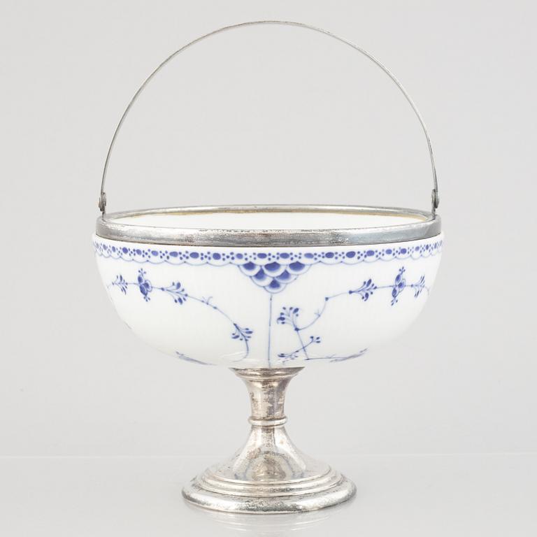 A 'Blue Fluted Half Lace' / 'Musselmalet' bowl with metal fittings, Royal Copenhagen, around 1900.