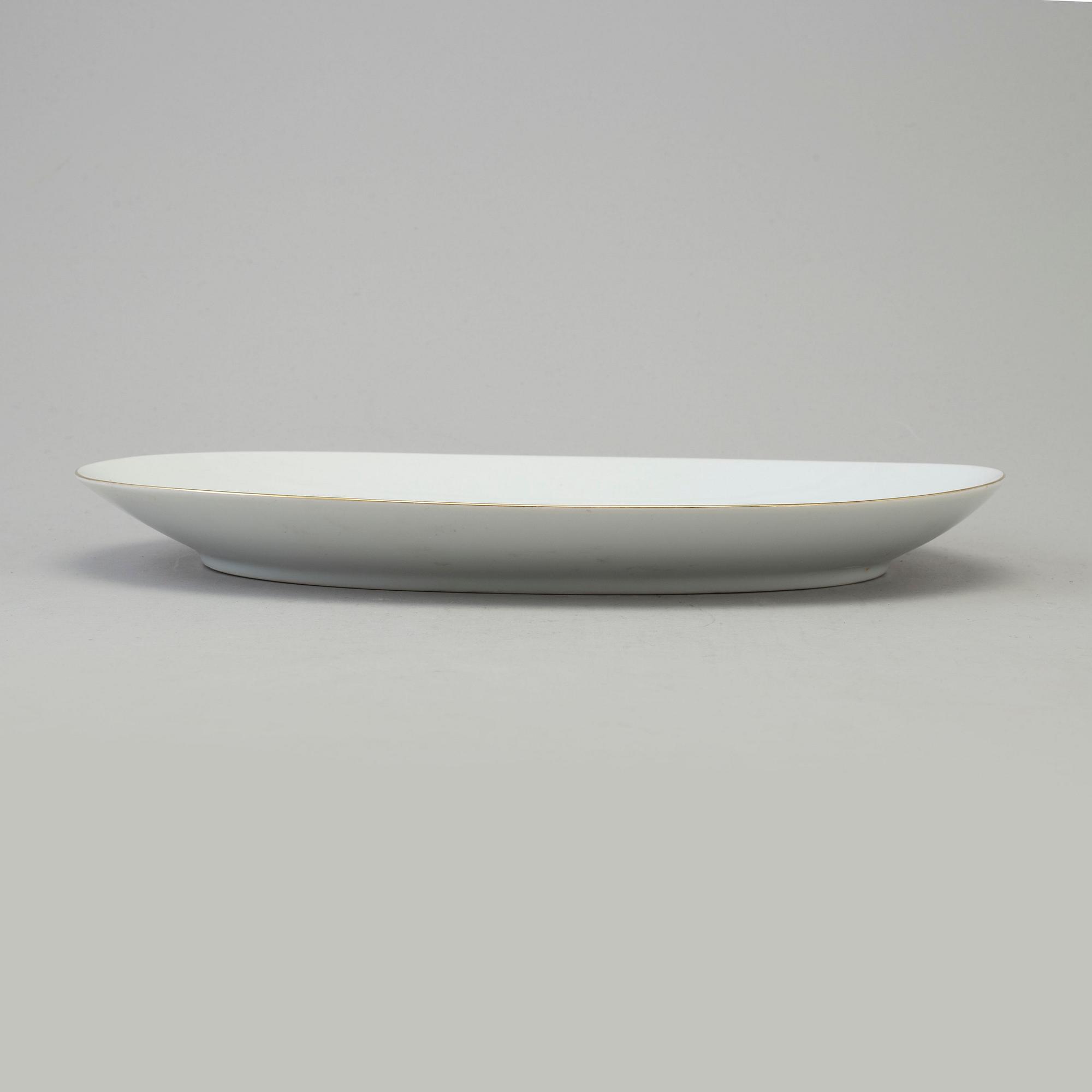 A 9 pieces second half of the 20th century porcelain table ware from Porzellan-Manufaktur Händel, Bavaria, Germany.