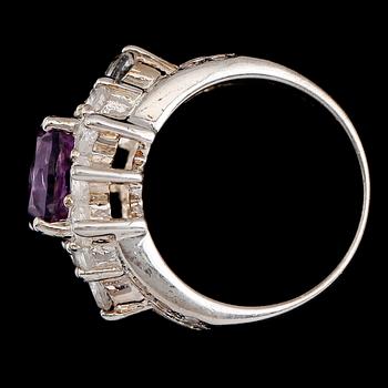 RING, sterlingsilver, ametist ca 3.00 ct, vita topaser tot ca 1.60 ct.