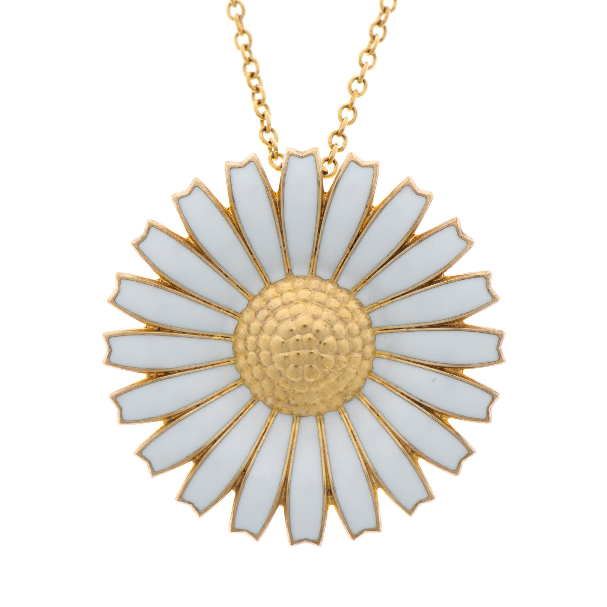 GEORG JENSEN, ÖRHÄNGEN och HÄNGE/BROSCH, "Daisy", förgyllt silver, vit emalj.