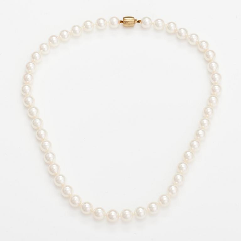 A pearl collier with ajoya pearls and a 14K gold clasp. Torbjörn Tillander, Helsinki 2015.