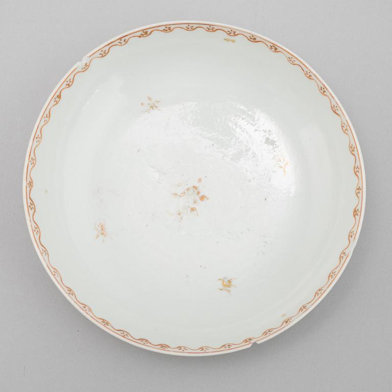 Koppar med fat, fyra st samt kanna, porslin, Qingdynastin, Qianlong (1736-95).