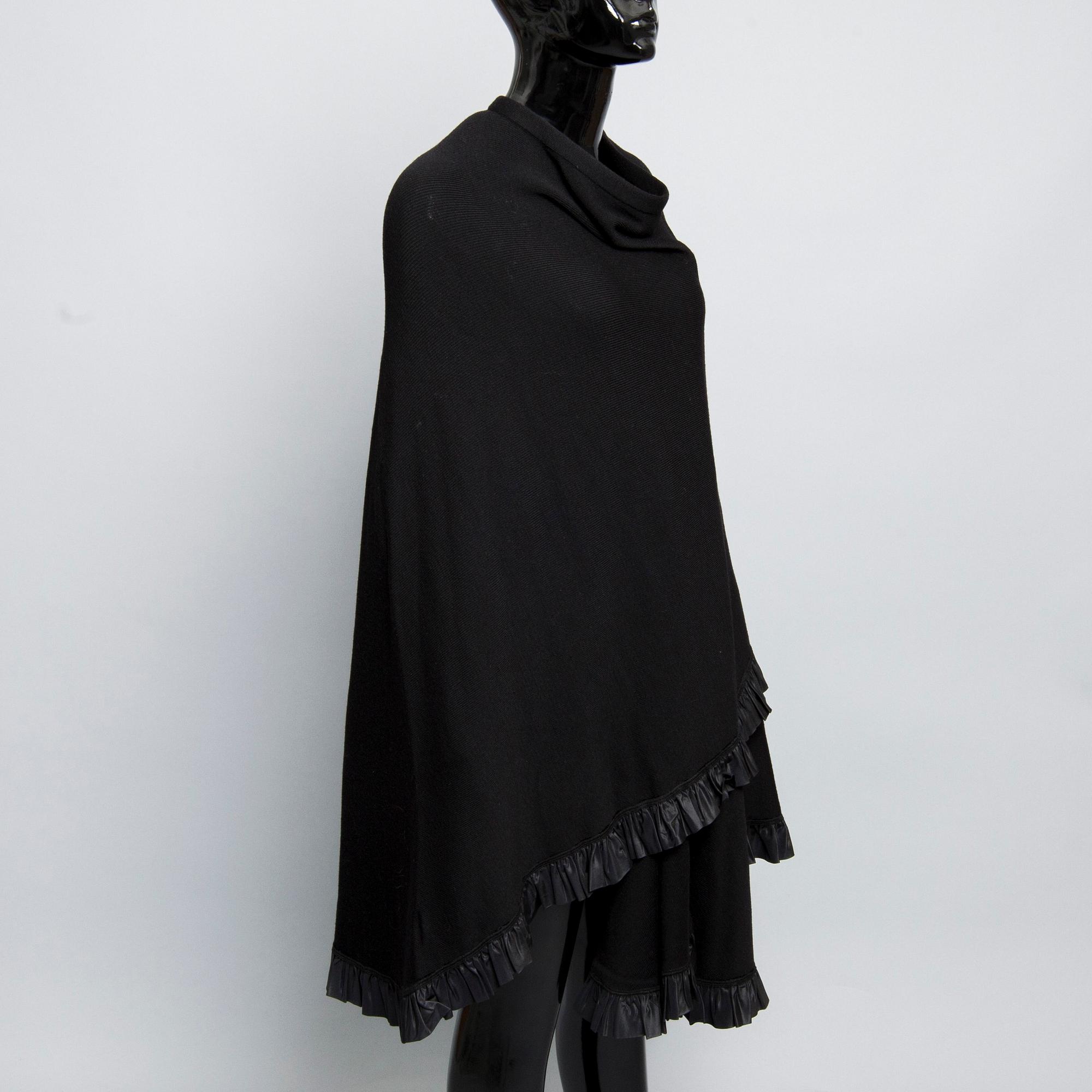 CAPE, Yves Saint Laurent.
