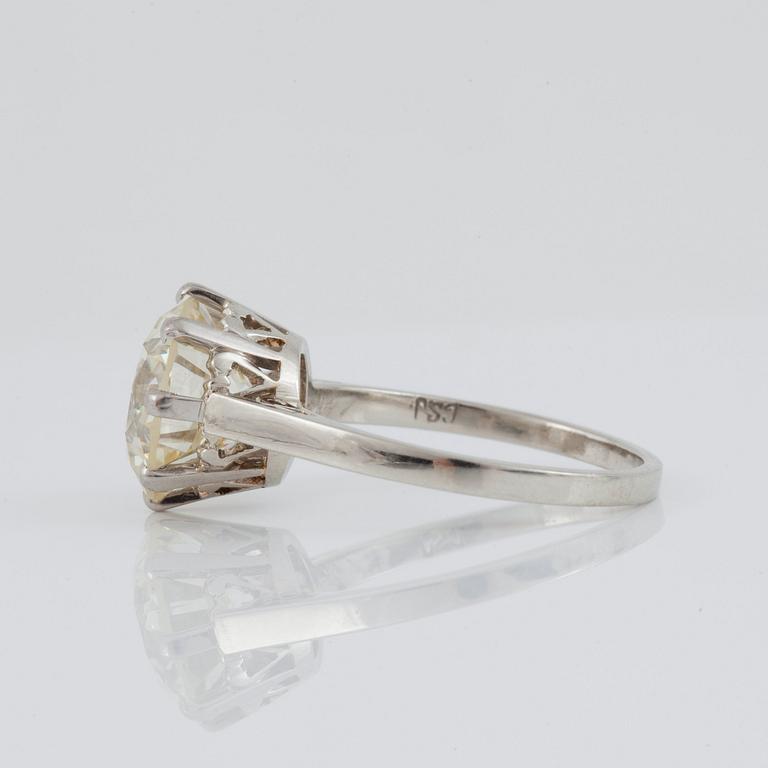 A brilliant-cut diamond ring, 4.84 cts according to engraving. Quality circa S-T/VVS.