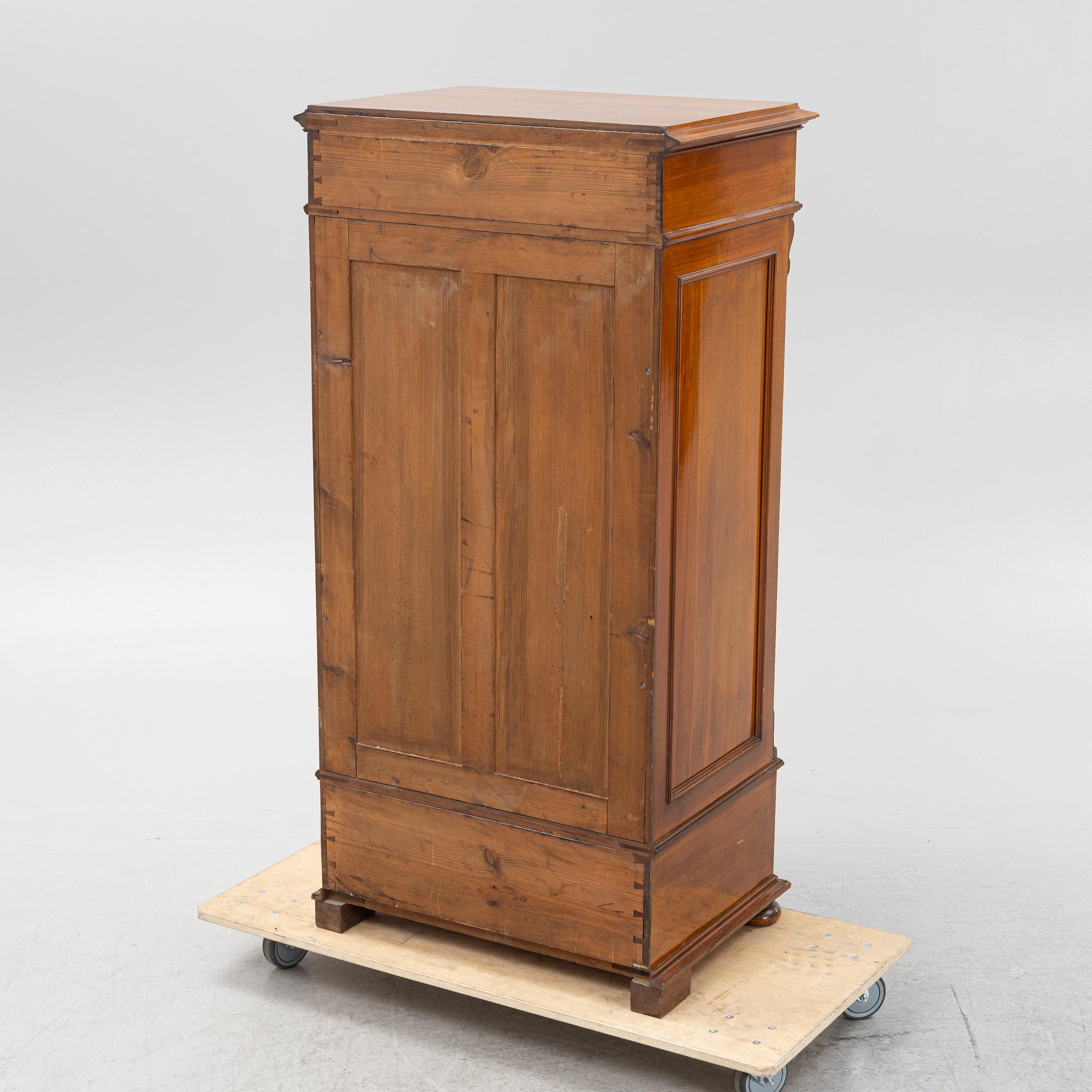 A dresser with cabinet, early 20th century.
