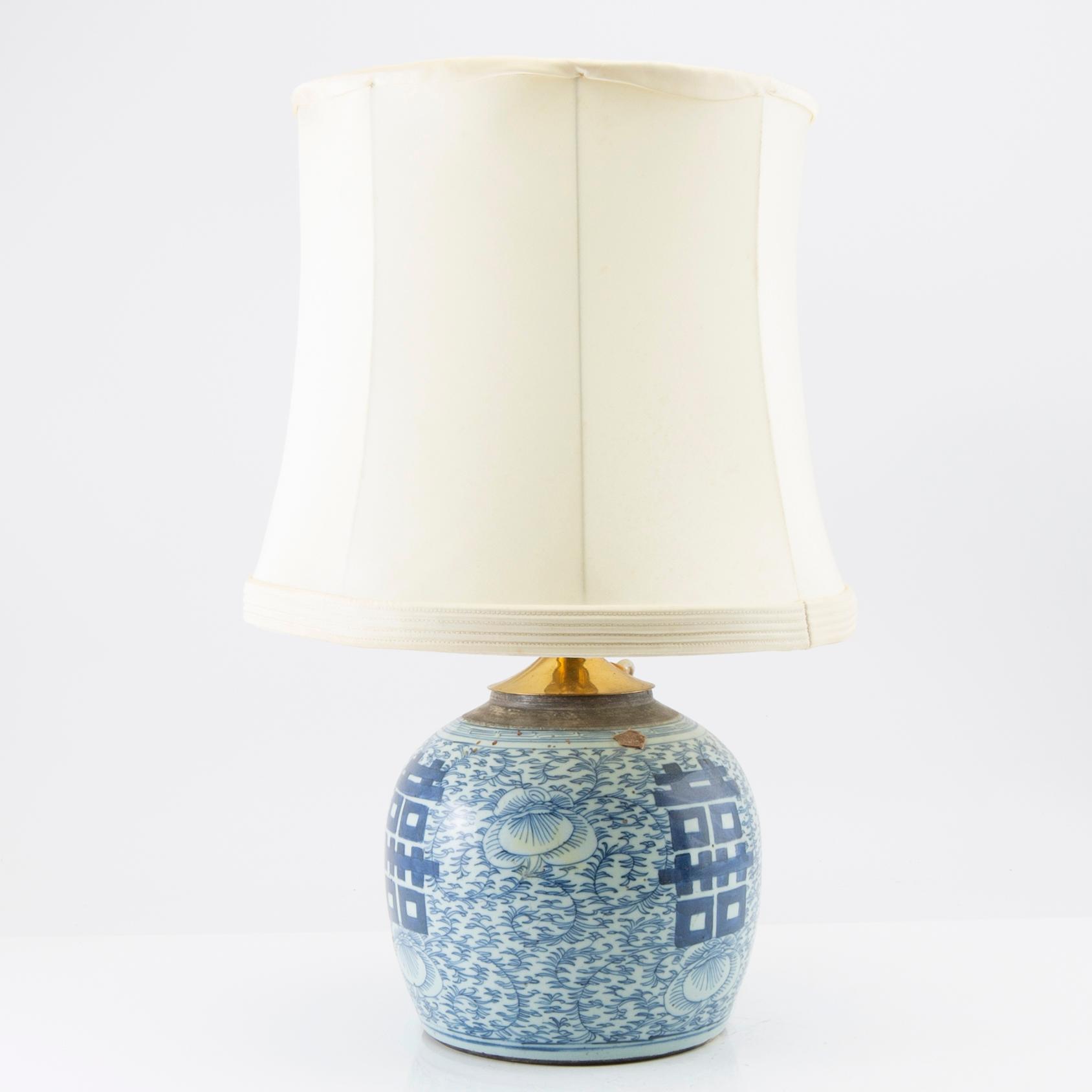 A blue and white chinese jar mounted as a lamp, late Qing dynasty, circa 1900.