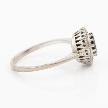 Ring, 18K white gold, camée model with sapphire and brilliant-cut diamonds.