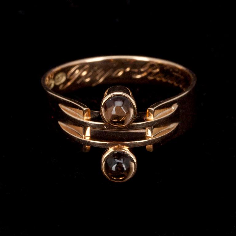 RING, guld 14K, 2 st. rökkvarts, N. Westerback, Helsingfors 1964. Vikt 4,2 g.