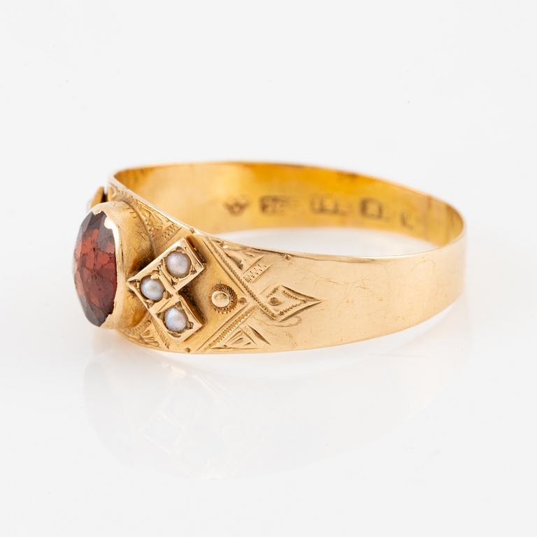 Ring, 18K gold with small pearls and red stone.