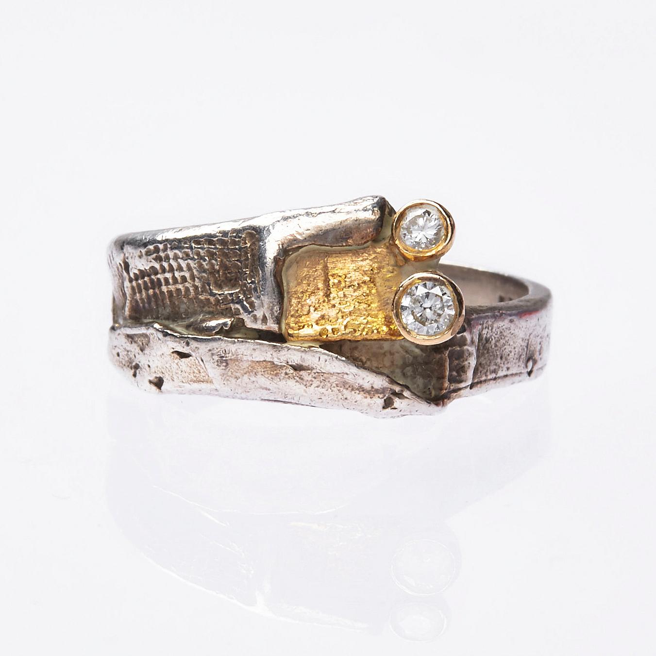 RING, sterlingsilver samt 18K guld med två briljantslipade diamanter.
