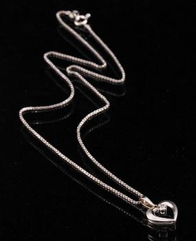 HÄNGEN, 2 st, 18k vitguld samt sju små briljantslipade diamanter.